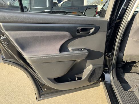 Used 2023 Toyota Highlander LE image 15