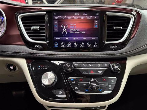 Used 2018 Chrysler Pacifica Limited w/ Tire & Wheel Group FWD image 19