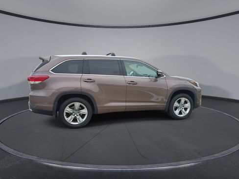 Used 2017 Toyota Highlander Limited image 9