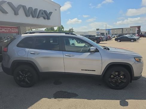 Used 2019 Jeep Cherokee Latitude Plus AWD/4WD image 2