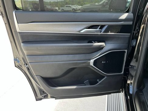 Used 2025 Jeep Wagoneer Series III w/ Premium Group I AWD/4WD image 19