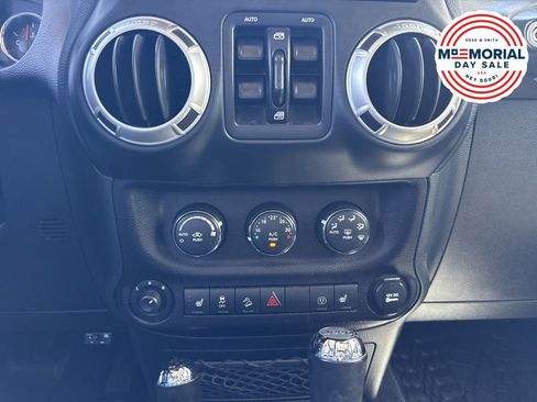 Used 2017 Jeep Wrangler Unlimited Rubicon w/ Cold Weather Group AWD/4WD image 17