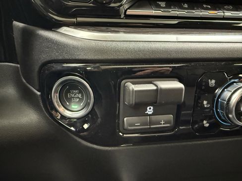 Used 2025 GMC Sierra 3500 SLT w/ SLT Premium Package image 26