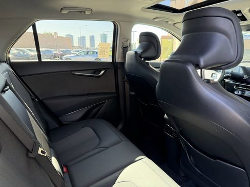 Used 2024 Kia Niro EX Touring image 35