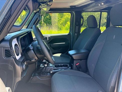 Used 2024 Jeep Wrangler Unlimited w/ Convenience Group AWD/4WD image 10