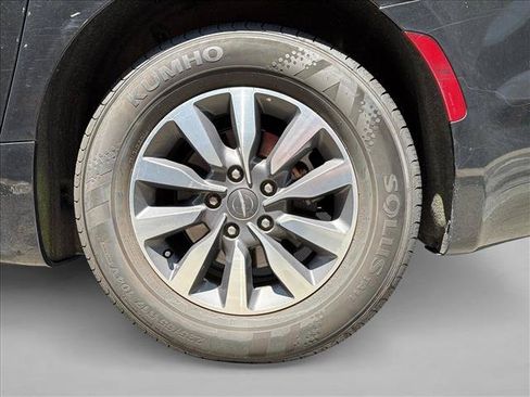 Used 2023 Chrysler Pacifica Touring-L FWD image 9
