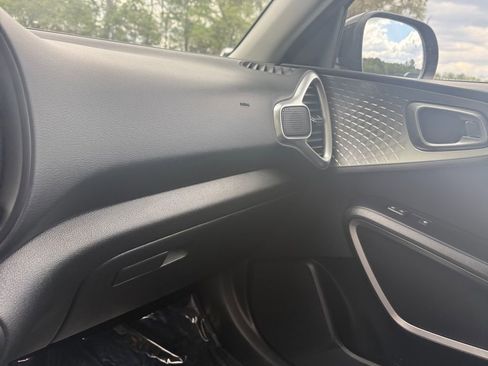 Used 2025 Kia Soul LX w/ LX Technology Package FWD image 22