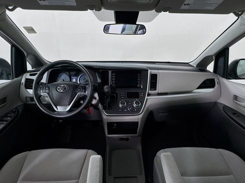 Certified 2020 Toyota Sienna L FWD image 23