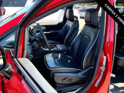 Used 2025 Chrysler Pacifica Limited FWD image 21