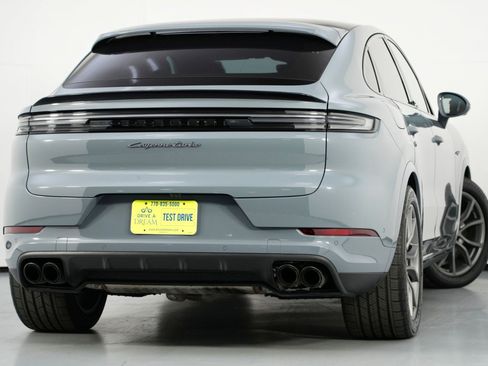 Used 2024 Porsche Cayenne Turbo image 5