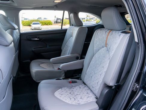 Certified 2023 Toyota Highlander Bronze Edition image 9