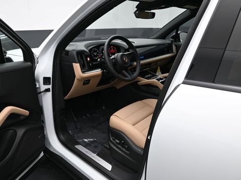 Used 2025 Porsche Cayenne E-Hybrid AWD/4WD image 4