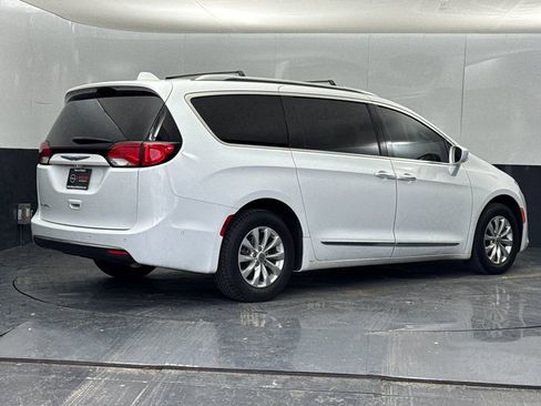Used 2023 Chrysler Pacifica Touring-L image 3