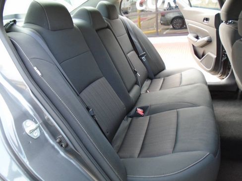 Used 2024 Nissan Altima 2.5 SV FWD image 11