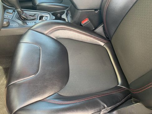 Used 2020 Jeep Cherokee Trailhawk image 13