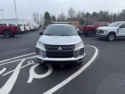Used 2023 Mitsubishi Outlander Sport SE image 2