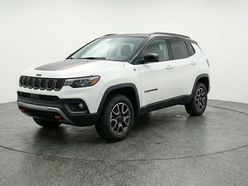 Used 2025 Jeep Compass Trailhawk AWD/4WD image 3