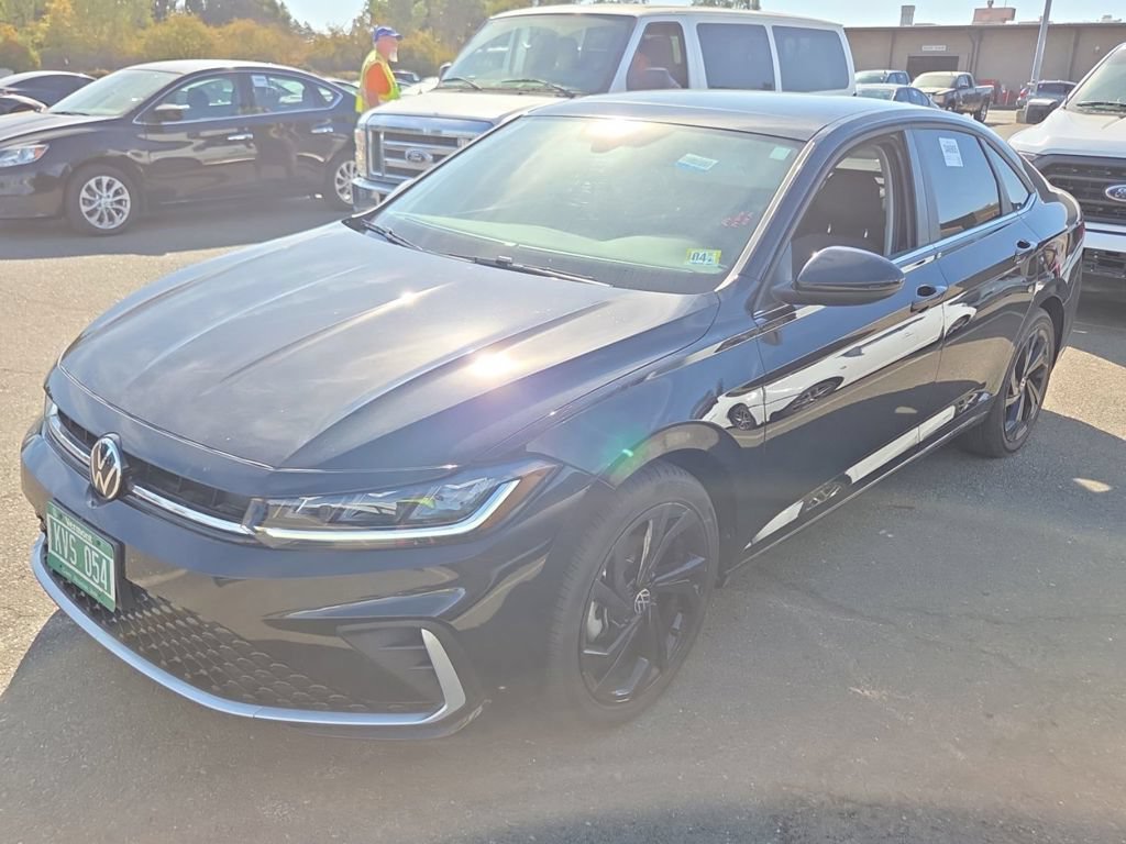 Used 2025 Volkswagen Jetta SE FWD image 4