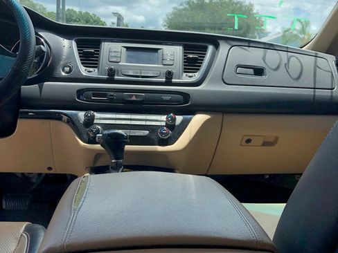 Used 2016 Kia Sedona LX w/ LX Essentials Premium Package FWD image 18
