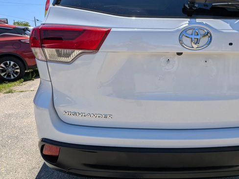 Used 2019 Toyota Highlander XLE AWD/4WD image 16
