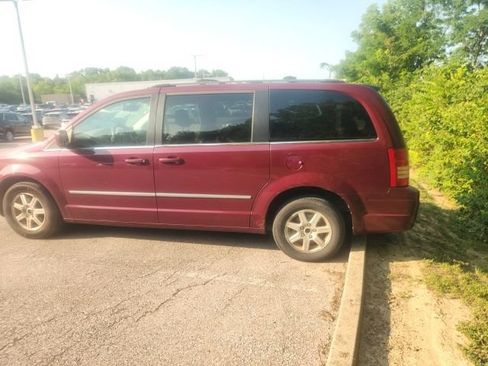 Used 2009 Chrysler Town & Country Touring FWD image 8