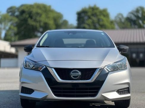 Used 2020 Nissan Versa SV FWD image 2