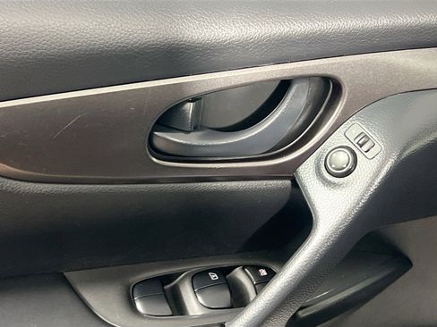 Used 2021 Nissan Rogue Sport S image 16