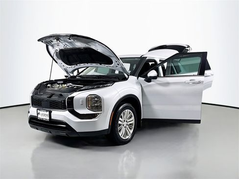 Used 2023 Mitsubishi Outlander ES image 19