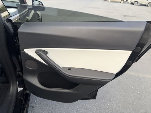 Used 2021 Tesla Model Y Long Range image 31