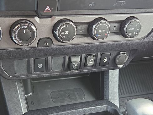 Used 2019 Toyota Tacoma TRD Sport image 19