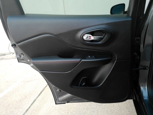 Used 2020 Jeep Cherokee Trailhawk AWD/4WD image 16