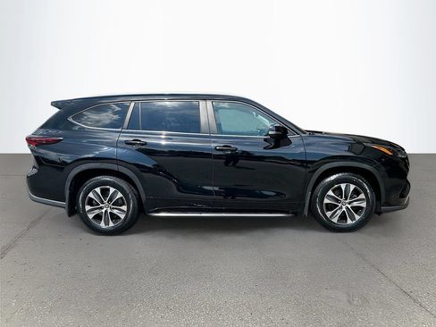 Used 2024 Toyota Highlander XLE FWD image 3