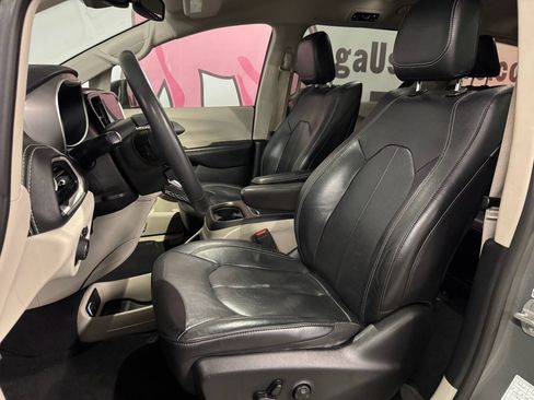 Used 2022 Chrysler Pacifica Touring-L w/ Uconnect Theater Family Group image 18