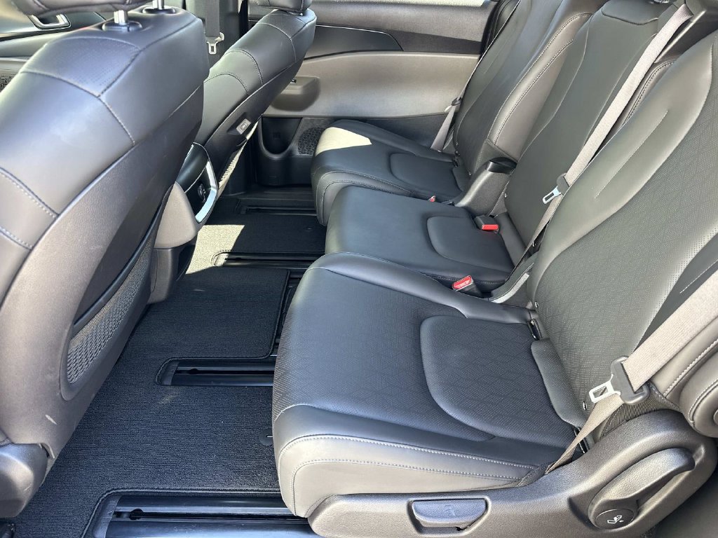 Used 2025 Kia Carnival FWD image 26