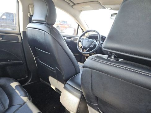 Used 2017 Ford Fusion SE image 11