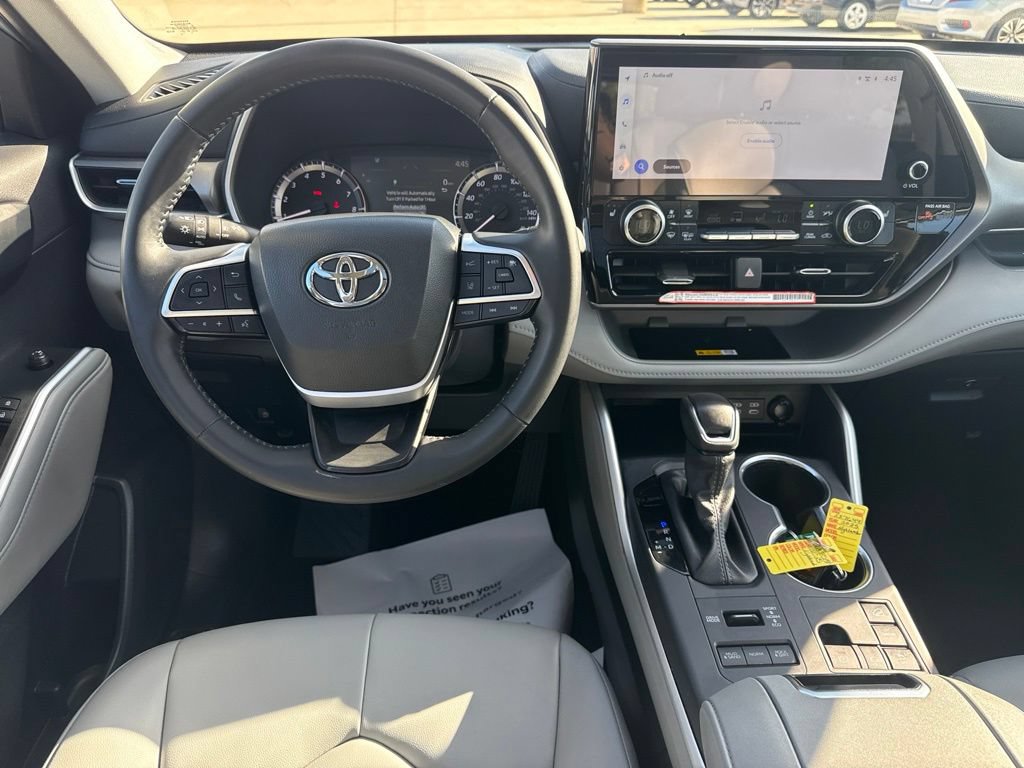 Used 2025 Toyota Highlander XLE AWD/4WD image 11