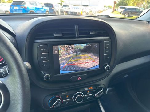 Used 2025 Kia Soul LX w/ LX Technology Package FWD image 23