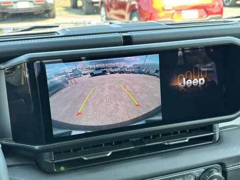 Used 2025 Jeep Wrangler Unlimited Sahara AWD/4WD image 23