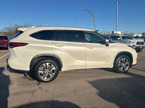 Used 2021 Toyota Highlander XLE image 11