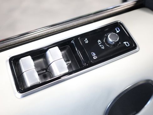 Used 2022 Land Rover Range Rover Sport SVR image 11