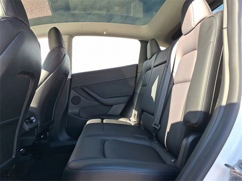 Used 2021 Tesla Model Y Long Range image 10