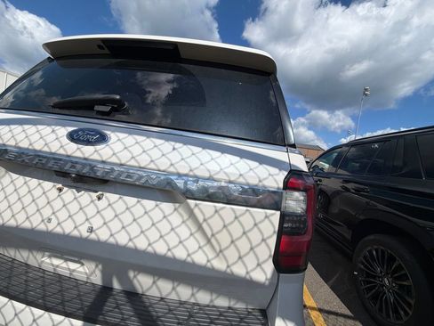 Used 2018 Ford Expedition Limited w/ Equipment Group 302A AWD/4WD image 7