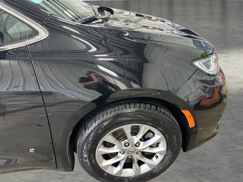 Used 2024 Chrysler Pacifica Touring-L AWD/4WD image 24