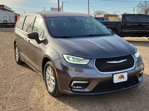 Used 2023 Chrysler Pacifica Touring-L image 6