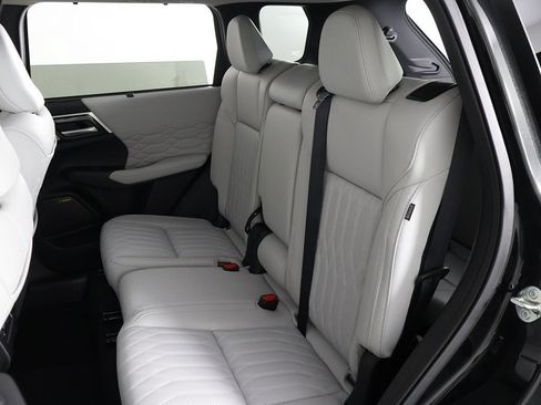 Used 2025 Mitsubishi Outlander AWD image 37