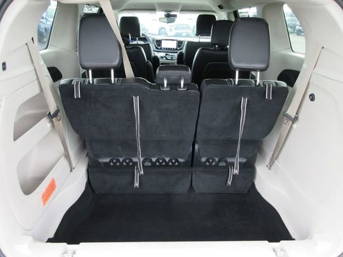 Used 2023 Chrysler Pacifica Touring-L image 10