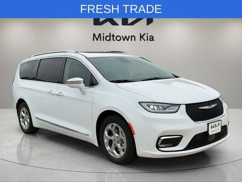 Used 2021 Chrysler Pacifica Limited w/ Uconnect Theater Family Group FWD image 35