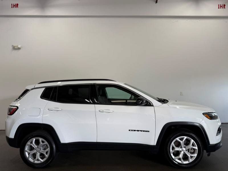 Used 2024 Jeep Compass Latitude AWD/4WD image 2