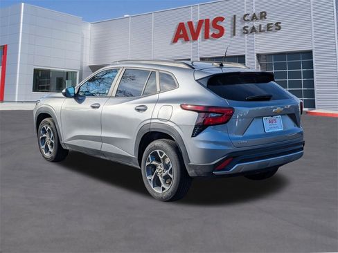 Used 2025 Chevrolet Trax LT w/ LT Convenience Package image 3