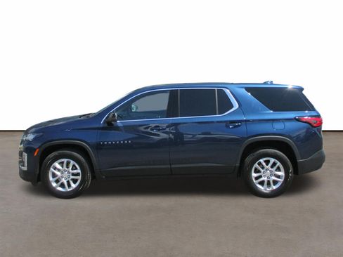 Used 2023 Chevrolet Traverse LS FWD image 2